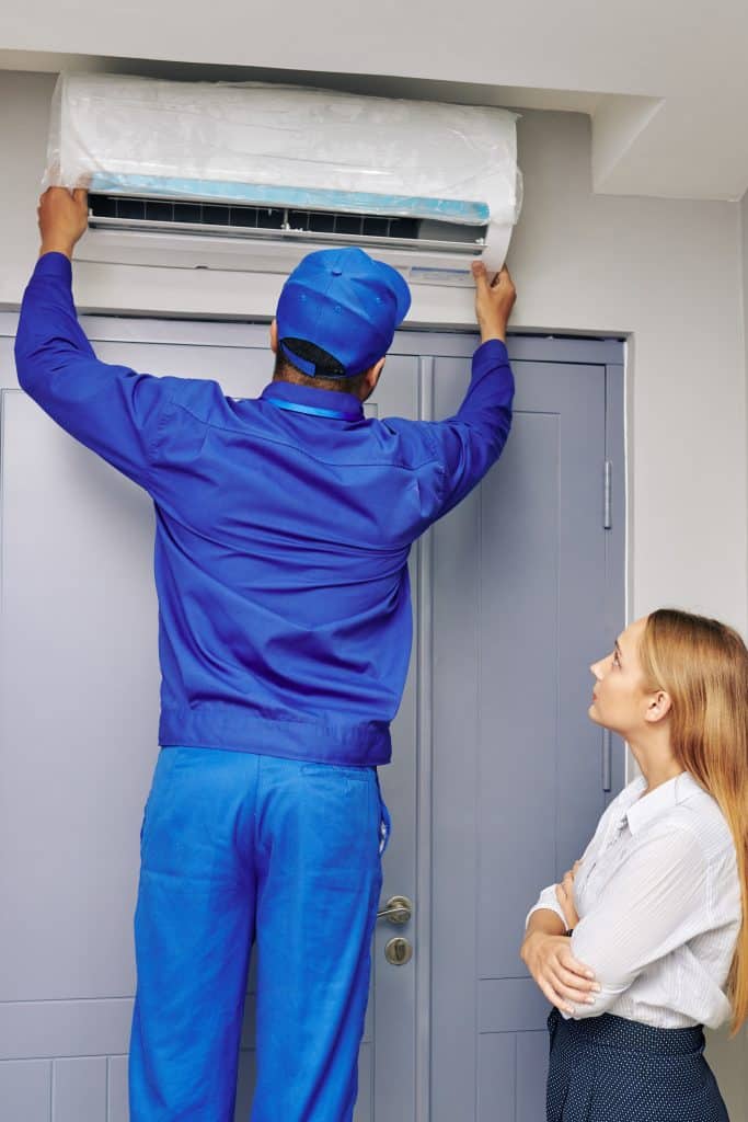 Técnico de instalación de aire acondicionado