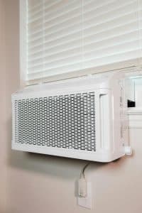 Aire acondicionado portátil situado bajo una ventana